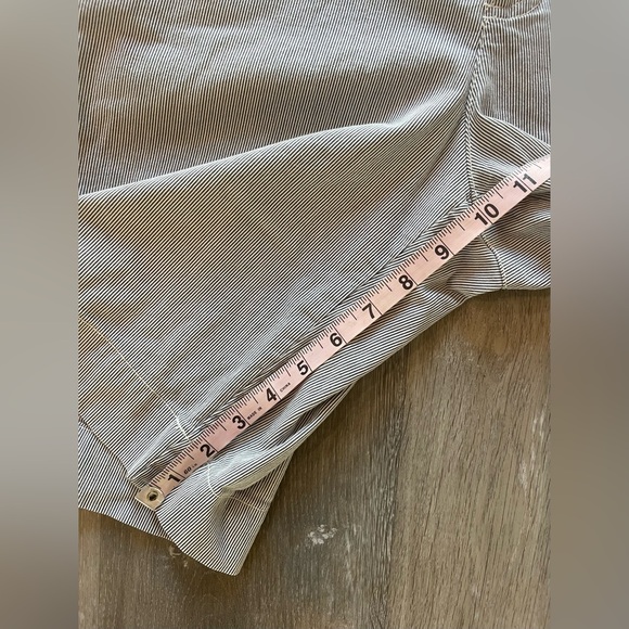 Long Dockers Women’s Shorts Blue White Pinstripes Size 12 Mid Rise Curvy Fit - Picture 5 of 8